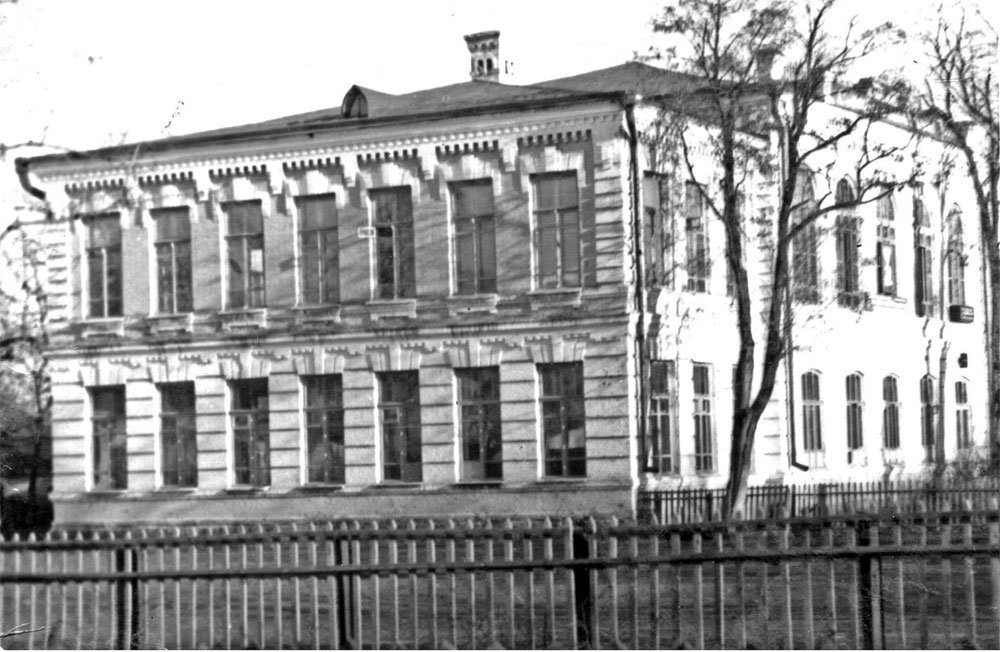 Здание училища в начале 1900 годов
